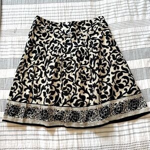 Ann Taylor Black and Cream Floral A-Line Pleated Skirt
Size 6 Petite